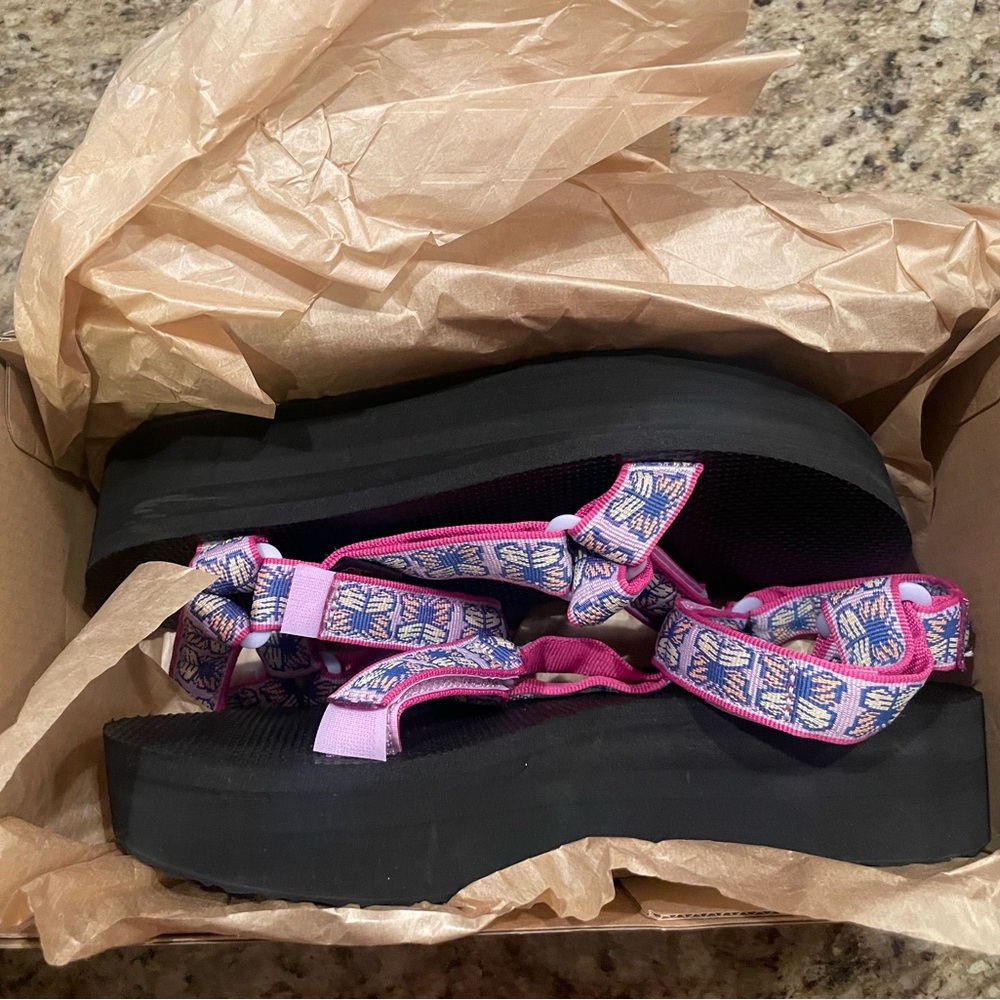 New in Box✨ Teva Butterfly Flatform Universal Sandal - Picture 4 of 7